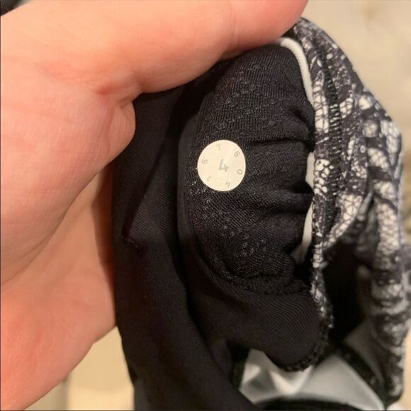 Lululemon Outrun 17" Crop Lace White Black - Picture 12 of 13